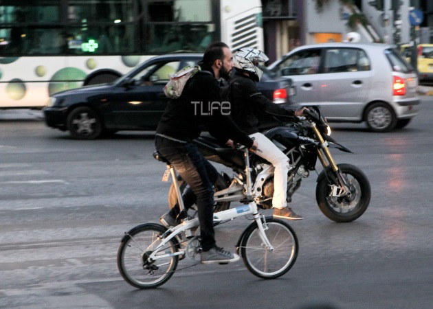 Πάνος Μουζουράκης: Με το ποδήλατό του στους δρόμους της Αθήνας!