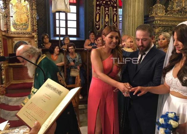 Έλενα Παπαρίζου: Έγινε κουμπάρα σε γάμο στη Μυτιλήνη! [pics,vids]
