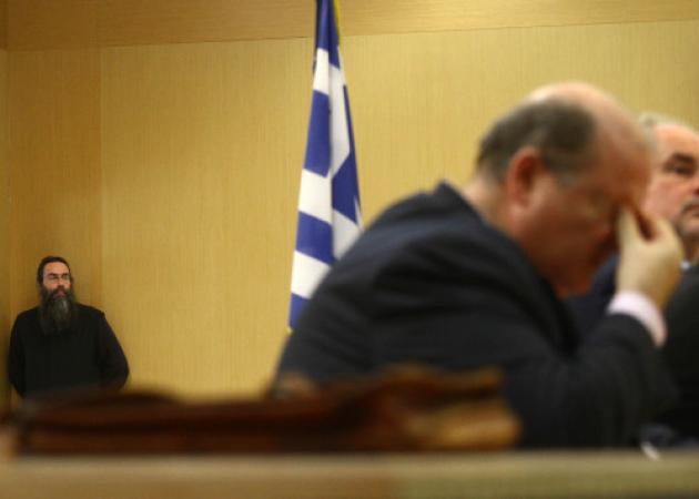 Η φωτογραφία με τον ιερέα πίσω από τον Νίκο Φίλη που έγινε viral [pic]