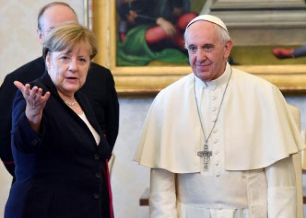 Ο Πάπας έσπασε το πρωτόκολλο – Τα μπισκότα και η “ζαβολιά” της Μέρκελ [pics, vid]