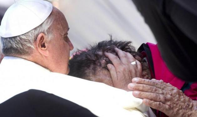 Συγκλονίζει η φωτογραφία με τον Πάπα να φιλάει έναν άρρωστο με σπάνια ασθένεια