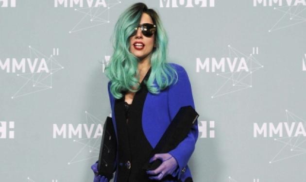 Η Gaga, το κουκούλι και η τιρκουάζ περούκα…