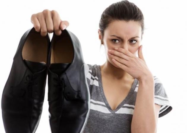 Πώς να εξουδετερώσεις τη δυσοσμία από τα παπούτσια