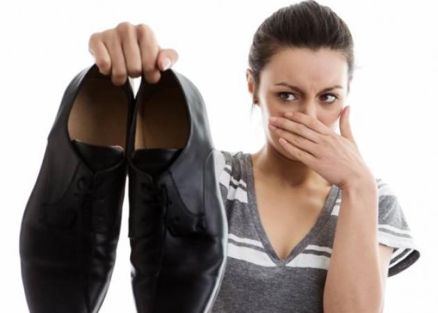 Πώς να εξουδετερώσετε τη δυσοσμία από τα παπούτσια