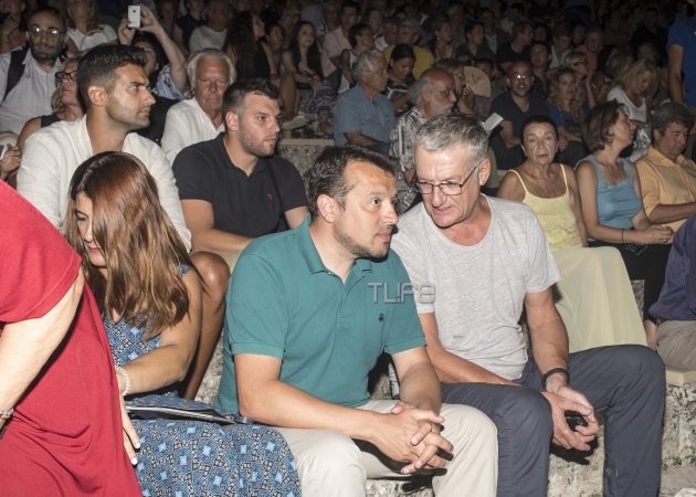 Νίκος Παππάς: Ο Υπουργός σε σπάνια έξοδο στο θέατρο με τη σύζυγό του [pics]