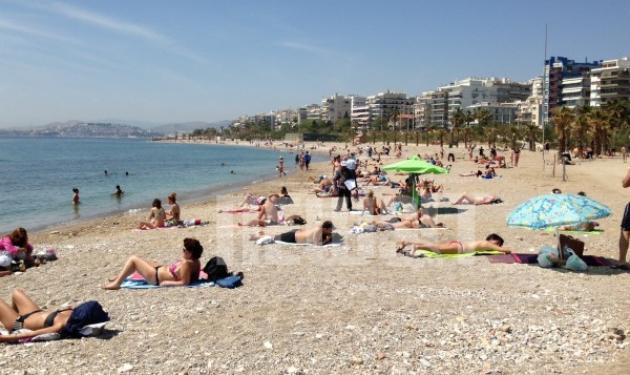 Άρχισαν οι βουτιές στις παραλίες της Αττικής! Φωτογραφίες