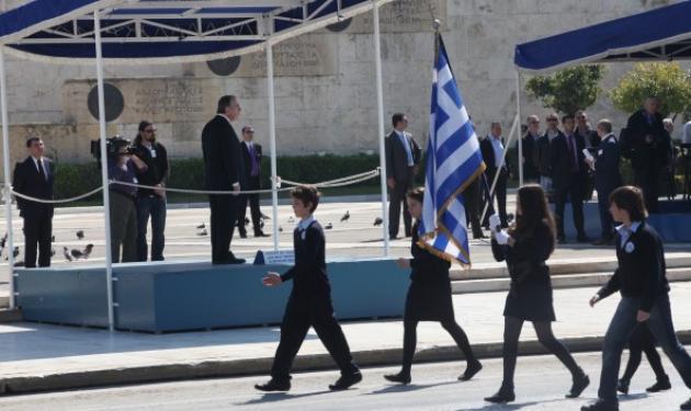 Ολοκληρώθηκε η παρέλαση, χωρίς να γυρίσουν οι μαθητές το κεφάλι προς τους επισήμους