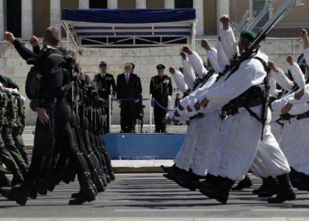 Παρέλαση Live: Λαοθάλασσα στο Σύνταγμα για την θυσία του ’21! Ηχηρά μηνύματα Παυλόπουλου – Καμμένου