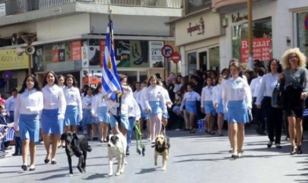 Κρήτη: Η φωτογραφία από την παρέλαση της 25ης Μαρτίου που κάνει το γύρο των social media