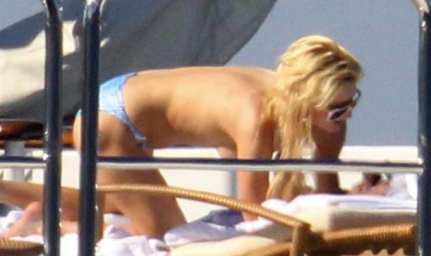 Η Paris Hilton topless στη Σαρδηνία!