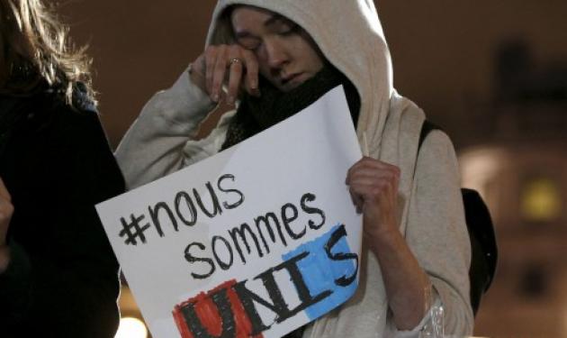 Παρίσι: Ολονύχτιες επιδρομές και συλλήψεις – 129 oι νεκροί