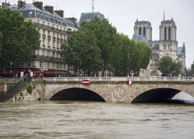 Παρίσι: Εκκενώνεται το Λούβρο! Ο Σηκουάνας “απειλεί” και το Ορσέ!