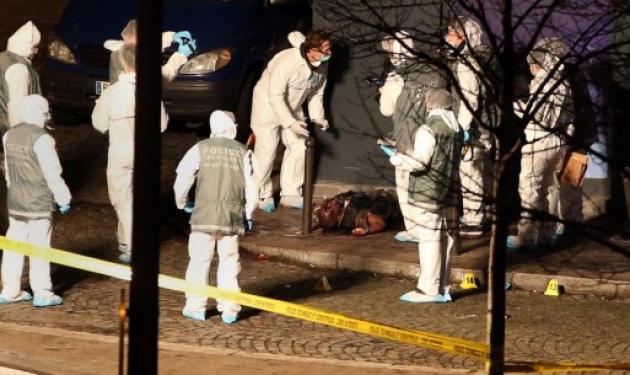 Σοκαριστικές εικόνες με τον δράστη της δεύτερης ομηρίας στο Παρίσι να είναι νεκρός στο πεζοδρόμιο