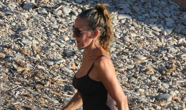 Sarah Jessica Parker: Παραμένει σέξι στα 50 και εντυπωσιάζει με ολόσωμο μαγιό στην Ίμπιζα!