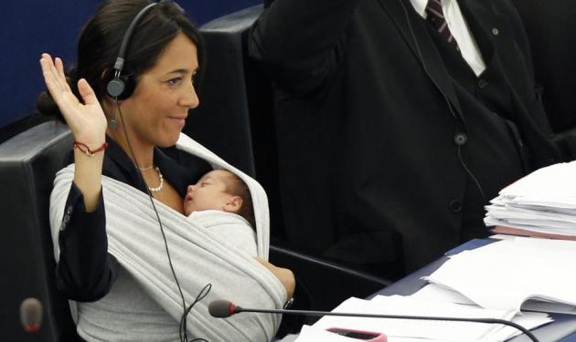 Στο Ευρωκοινοβούλιο αγκαλιά με το… μωρό της!