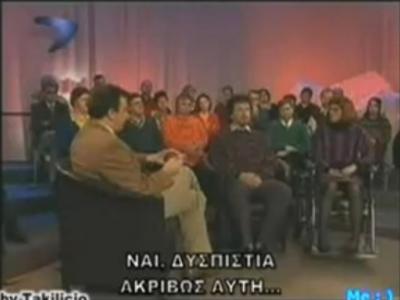 Ένας παρουσιαστής σκάει στα γέλια την ώρα της εκπομπής!!