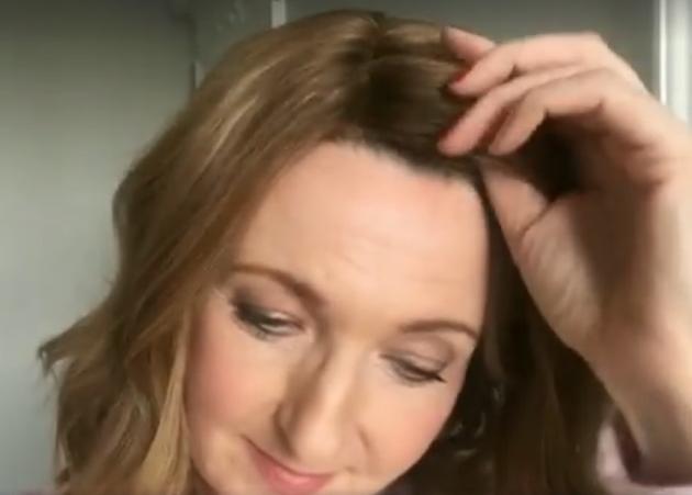 Η στιγμή που η παρουσιάστρια του BBC αποφασίζει να βγάλει την περούκα της μετά τη χημειοθεραπεία! [vid]