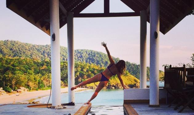Διάσημη παρουσιάστρια κάνει yoga στην Ταϊλάνδη! Την αναγνωρίζεις;