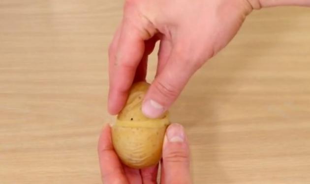 Κι όμως γίνεται να ξεφλουδίσεις μία πατάτα σε μόλις 2 δευτερόλεπτα! Δες πώς στο video!