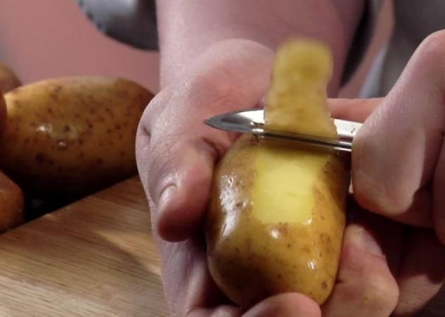 Μην πετάς τις φλούδες από τις πατάτες που καθαρίζεις – Δες γιατί!
