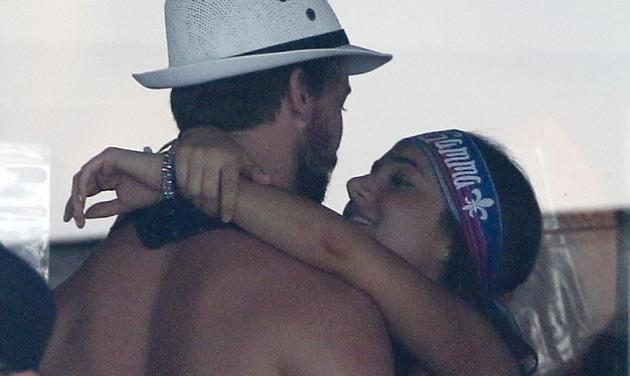 Oops! O αγαπημένος της Miley Cyrus, Patrick Schwarzenegger πιάστηκε αγκαλιά με όμορφη μελαχρινή! Φωτογραφίες