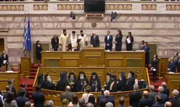 Ορκίστηκε Πρόεδρος της Δημοκρατίας ο Προκόπης Παυλόπουλος και υποκλίθηκε στους βουλευτές!
