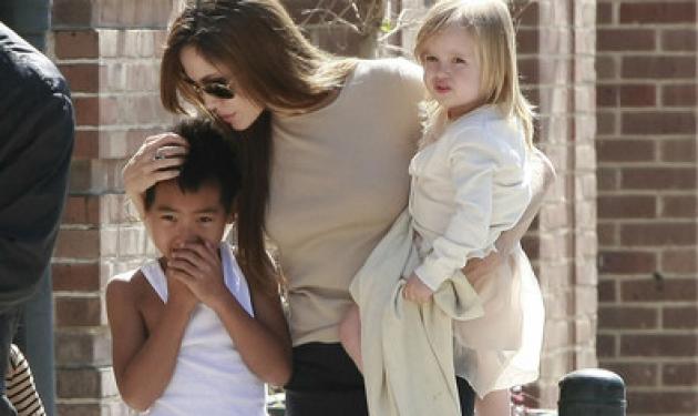 Ποιός θέλει να πάρει το γιο της Angelina Jolie;