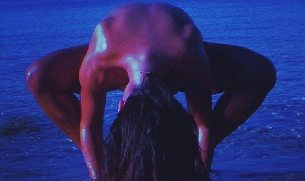 Η Χριστίνα Πάζιου κάνει yoga στη θάλασσα… γυμνή! Βίντεο