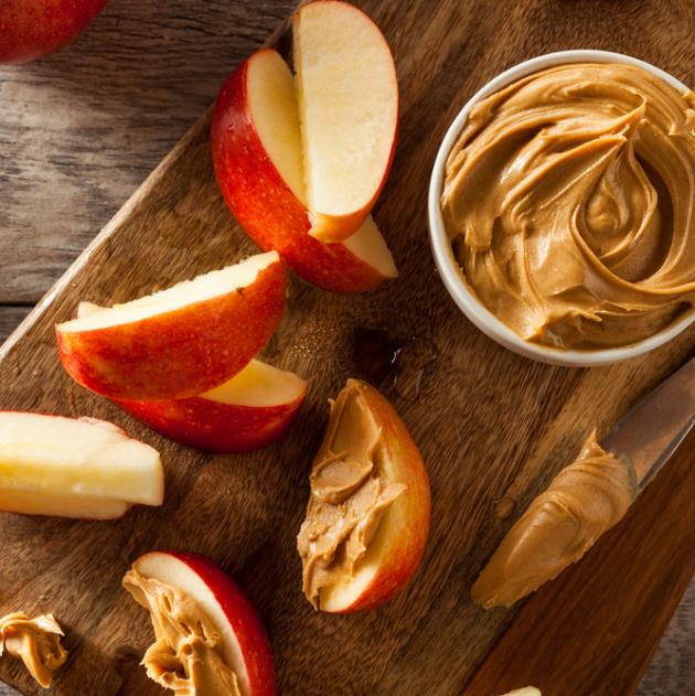 Μήλο με φυστικοβούτυρο: Το καλύτερο σνακ για τη δίαιτα