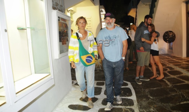 Π. Φιλιππίδης: Βόλτα με τη σύζυγό του στα σοκάκια της Μυκόνου!