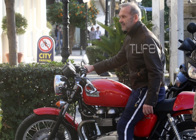 Πέτρος Κωστόπουλος: Μετακινείται στην πόλη με τη μηχανή! Φωτογραφίες
