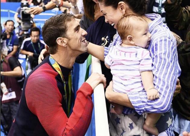 Michael Phelps: Ο γιος του και η αρραβωνιαστικιά του έκλεψαν τις εντυπώσεις στους Ολυμπιακούς Αγώνες του Ρίο!