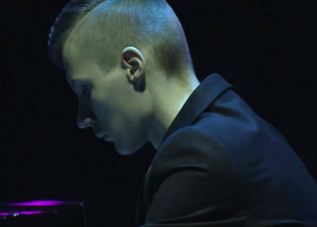 Αυτός ο νεαρός γεννήθηκε χωρίς δάχτυλα – Όταν τον ακούσετε να παίζει πιάνο, θα μείνετε άφωνοι (video)