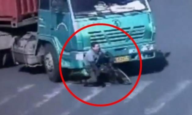 Ποδηλάτης παρασύρεται από φορτηγό και σώζεται! Δες το βίντεο