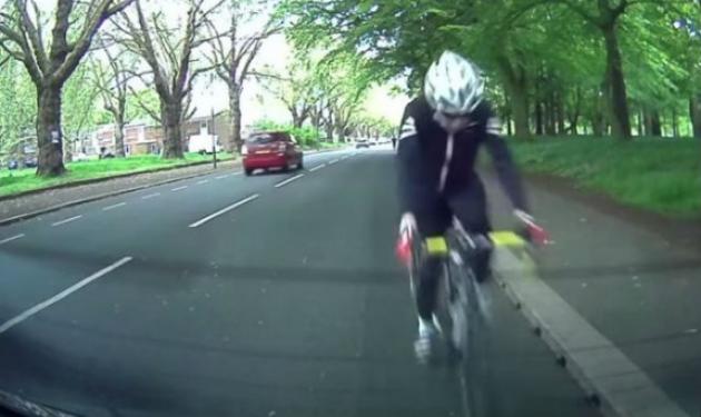 Επική σύγκρουση ποδηλάτη με σταθμευμένο αυτοκίνητο! Βίντεο