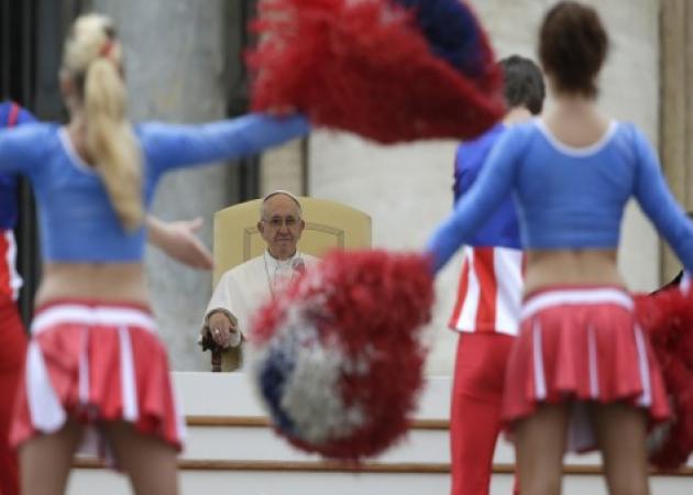 Κόμπλαρε ο Πάπας στη… θέα των σέξι cheerleaders!