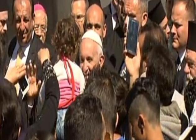 Στη Λέσβο ο Πάπας Φραγκίσκος – Προσφυγόπουλα υποδέχτηκαν τον ποντίφηκα στη Μόρια!