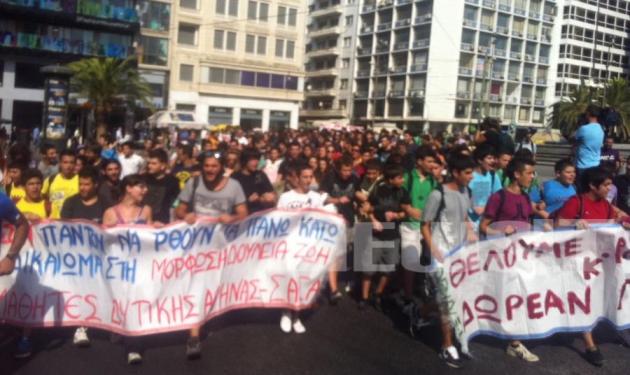 Τους πέταξαν πίσω τα CD και έφυγαν!