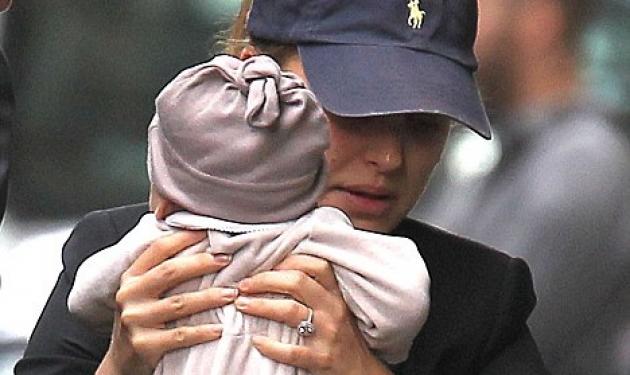 N. Portman: Πρώτη δημόσια εμφάνιση με το νεογέννητο μωρό της!