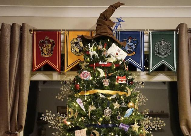 “Κολλημένη” με τον Harry Potter! Το χριστουγεννιάτικο δέντρο υπερπαραγωγή που θυμίζει Σχολή Μαγείας!