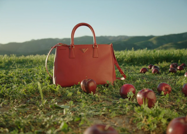 The Postman Dreams: Τα δύο καινούρια σουρεαλιστικά βίντεο της Prada!