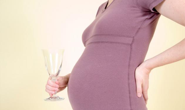 Έγκυες: Mείνετε μακρυά ακόμη και από 1 ποτήρι κρασί!