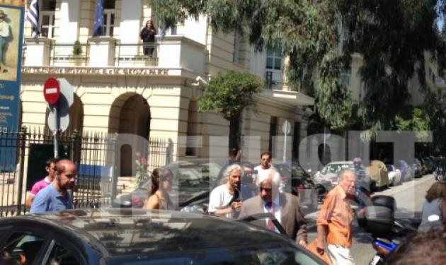 Προπηλάκισαν τον Προκοπη Παυλόπουλο – Του πέταξαν μπουκάλια έξω από τη Βουλή