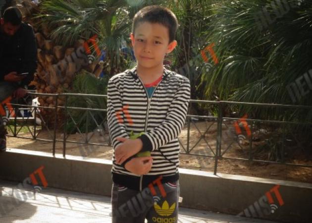 Ο 9χρονος ολομόναχος πρόσφυγας στην πλατεία Βικτωρίας
