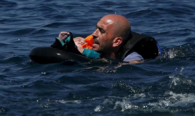 Πρόσφυγας με μωρό στην αγκαλιά κολυμπάει προς τη Λέσβο