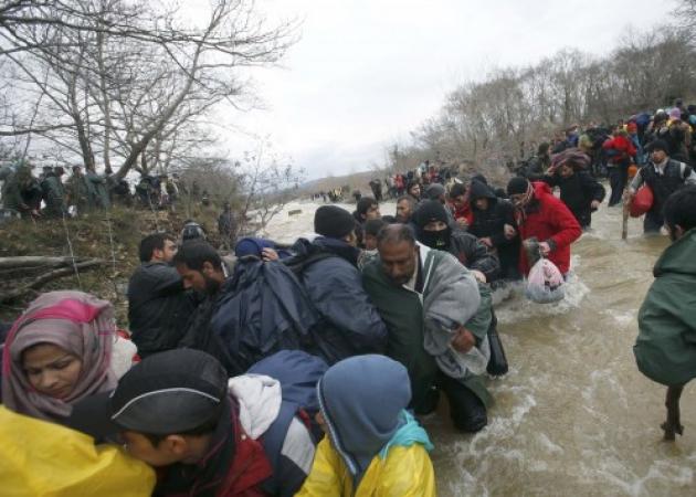 Πρόσφυγες αντιμέτωποι με στρατό και αστυνομία – Απελπισμένοι άφησαν τον λασπότοπο της Ειδομένης και προχωρούν…