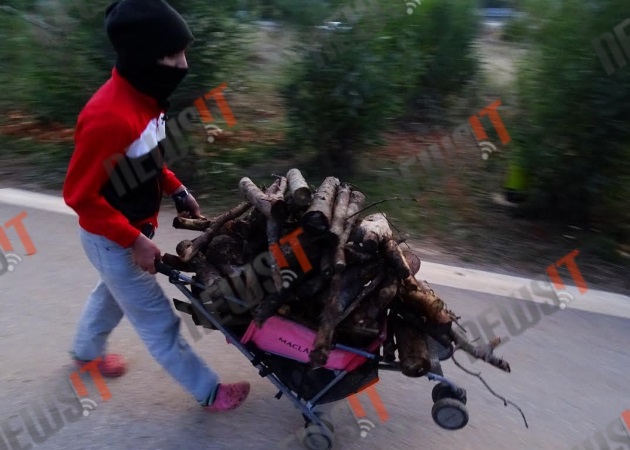 Εικόνες ντροπής στη Μαλακάσα – Μικρά παιδιά ψάχνουν ξύλα για να ζεσταθούν