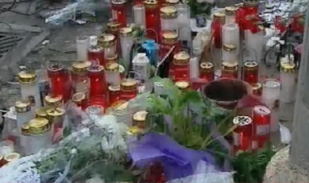 Σήμερα η κηδεία των αδικοχαμένων αστυνομικών. Ο κόσμος αφήνει λουλούδια στο σημείο που σκοτώθηκαν!