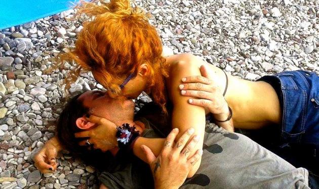 Δημήτρης Κοργιαλάς – Φωτεινή Ψυχίδου: Το “καυτό” φιλί του ζευγαριού στην παραλία!