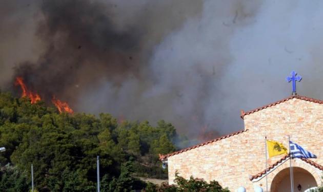 Σε εξέλιξη φωτιά στον οικισμό Αύρα στον Μαραθώνα – Εκκενώνεται η περιοχή